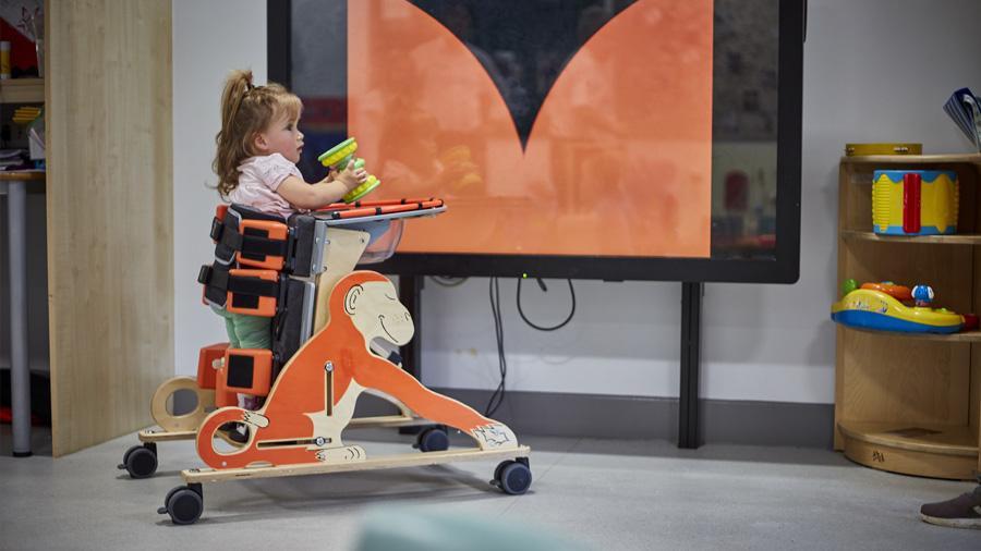 Características y beneficios más destacados del bipedestador Monkey - Rehagirona