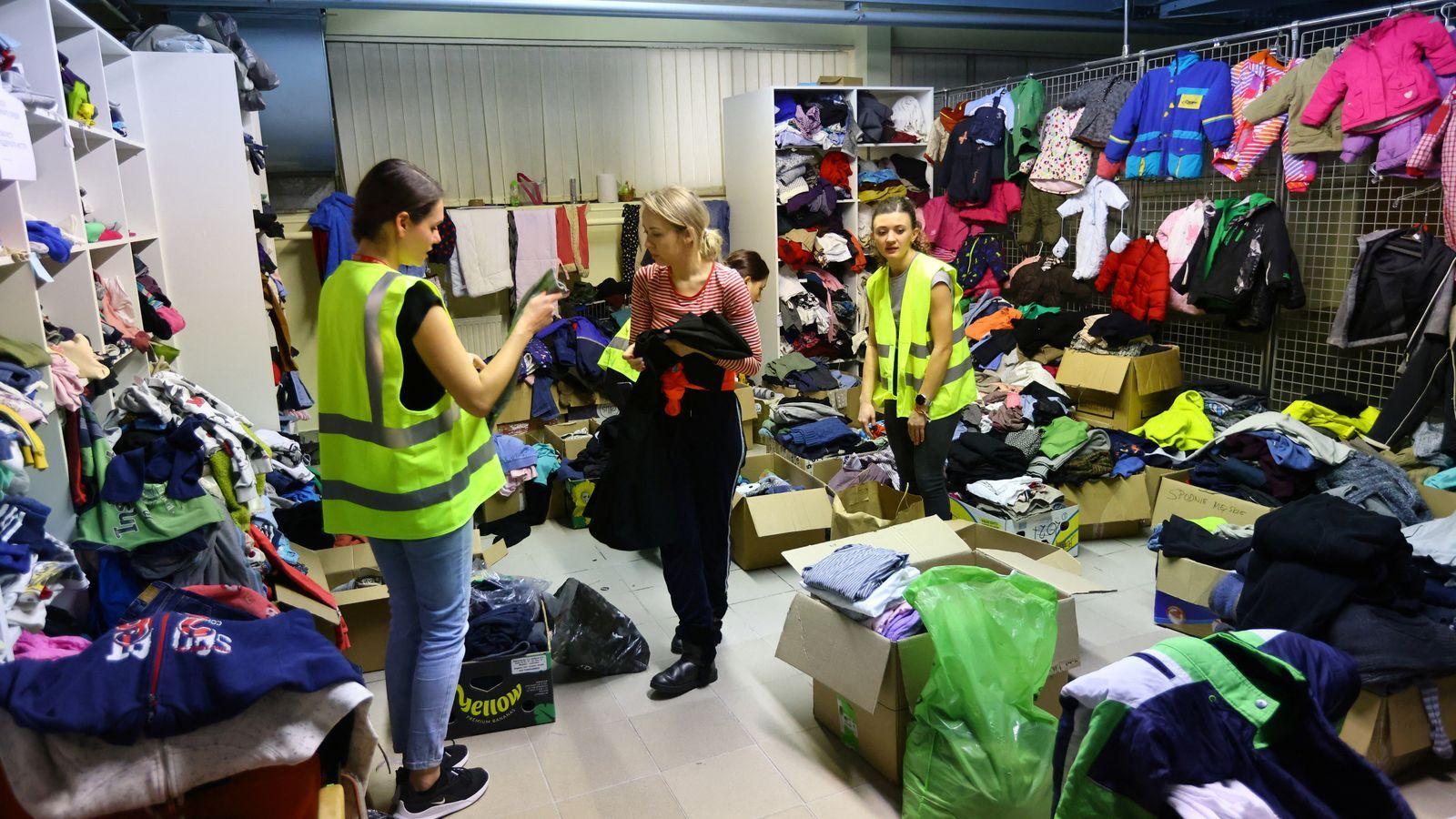 Diari Ara: Voluntàries en un centre temporal d'acollida de refugiats ucraïnesos a Rzeszów (Polònia). FABRIZIO BENSCH / REUTERS